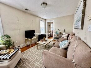 325 Dorchester St, Unit 2 in Boston, MA - Building Photo - Building Photo