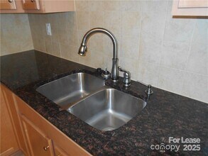 2605 Silverthorn Dr in Charlotte, NC - Building Photo - Building Photo