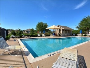 9201 Brodie Ln in Austin, TX - Foto de edificio - Building Photo