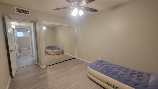 3836 Soranno Ave, Unit B in Bakersfield, CA - Foto de edificio - Building Photo