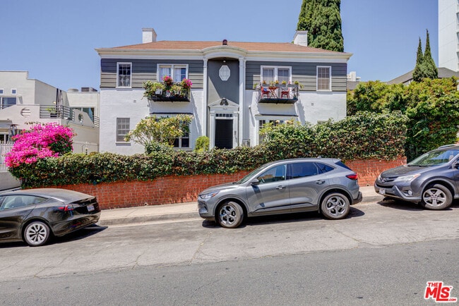 property at 965 N Doheny Dr