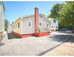 71 Oak St in Somerville, MA - Building Photo - Building Photo