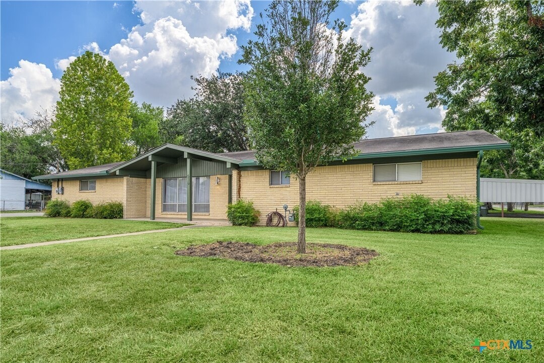 516 W 14th St in Shiner, TX - Building Photo