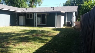 2483 Roberts Rd. in Medford, OR - Foto de edificio - Building Photo