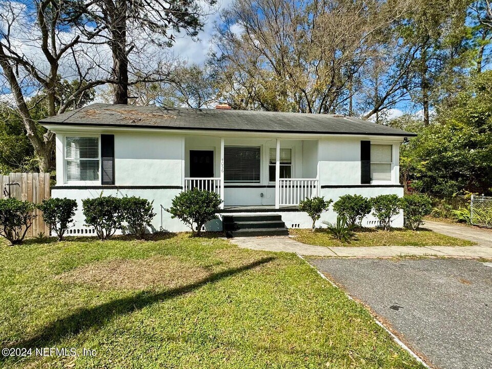 1056 Brierfield Dr in Jacksonville, FL - Building Photo