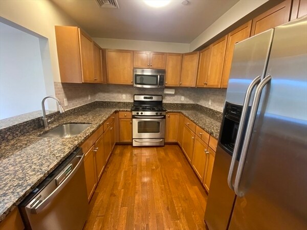391 Pleasant St, Unit 307 in Melrose, MA - Building Photo - Building Photo