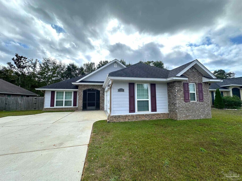 7329 Farmers Rd in Pensacola, FL - Building Photo