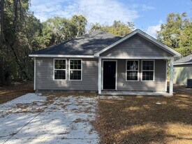 10 Woodlawn Ave in Sumter, SC - Building Photo