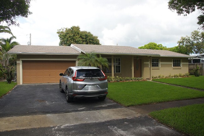 5221 SW 5th St in Plantation, FL - Foto de edificio - Building Photo