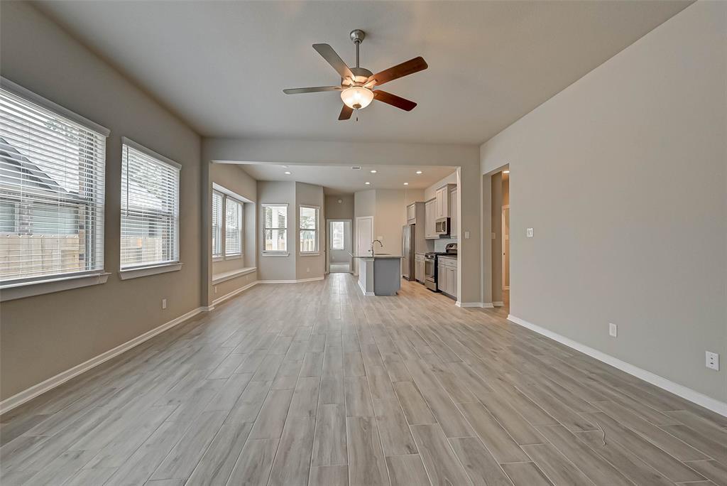 226 Crest Edge St in Montgomery, TX - Building Photo