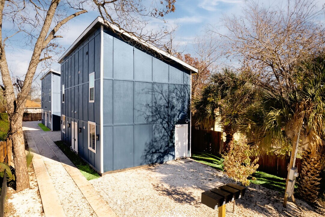 1005 Essex St in San Antonio, TX - Building Photo