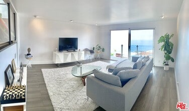 18203 Coastline Dr in Malibu, CA - Building Photo - Building Photo