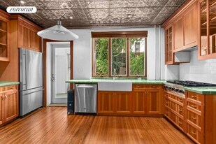 131 1/2 Noble St in Brooklyn, NY - Building Photo