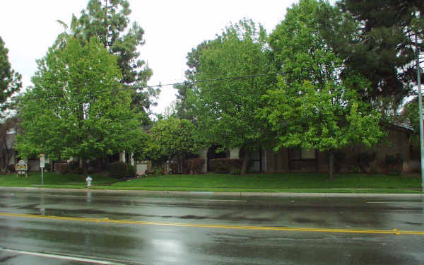 Casa Linda Apartments in Fresno, CA - Building Photo - Building Photo