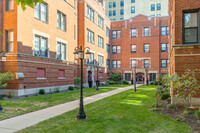 Everett Apartments in Chicago, IL - Building Photo - Building Photo