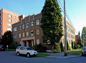 Hillcrest Apartments in Seattle, WA - Building Photo - Building Photo