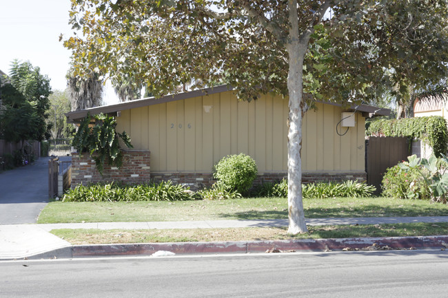 206 S Lyon St in Santa Ana, CA - Building Photo - Building Photo