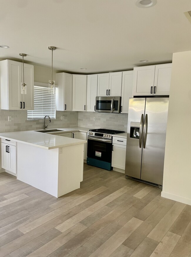 19037 Roscoe Blvd in Northridge, CA - Building Photo - Building Photo