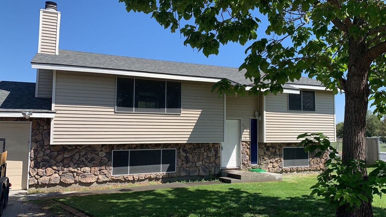 2306 W 25th Pl in Kennewick, WA - Building Photo