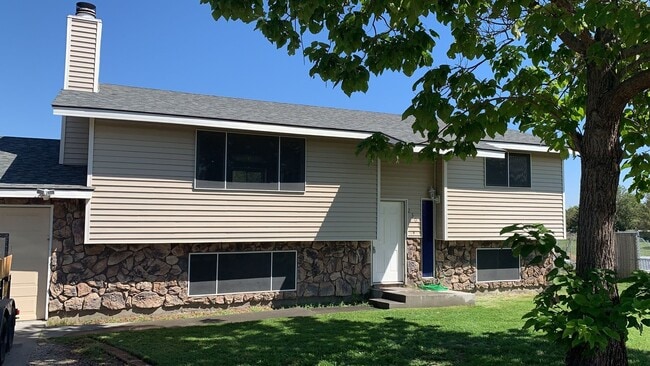 property at 2306 W 25th Pl