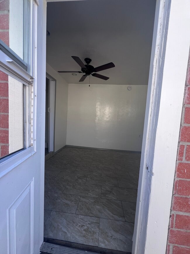 814 W 147th St, Unit Side in Gardena, CA - Building Photo - Building Photo