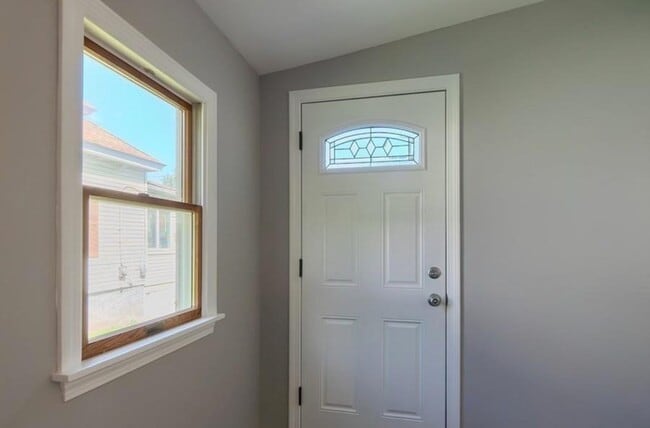 142 E Meadow Rd in Lowell, MA - Building Photo - Building Photo