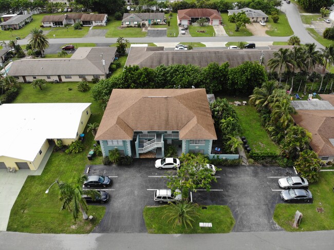 608 SE 46th Ln in Cape Coral, FL - Building Photo - Building Photo