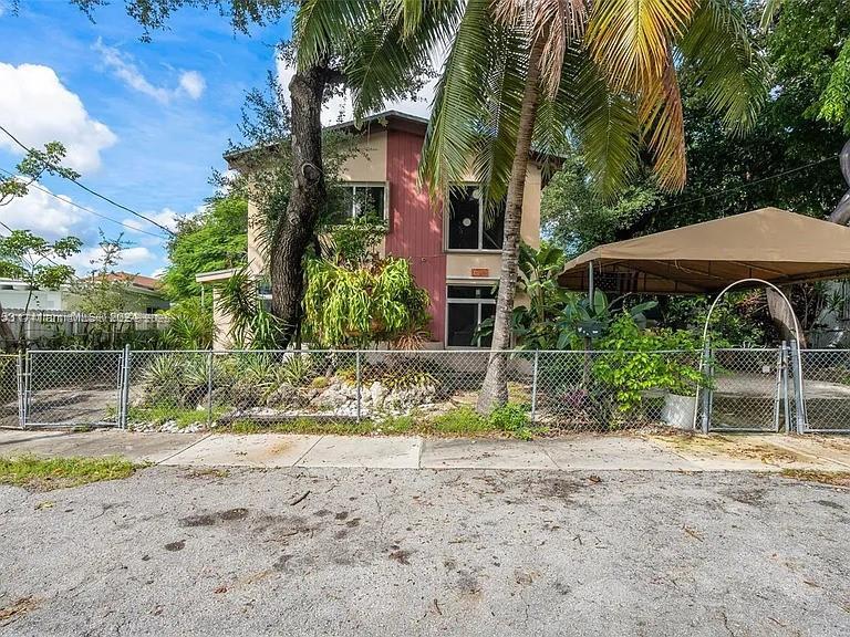1020 NW 18th Pl in Miami, FL - Building Photo