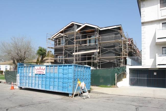 233 E Elmwood Ave in Burbank, CA - Building Photo - Building Photo