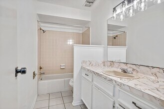 1057 Willow Oaks Cir in Pasadena, TX - Foto de edificio - Building Photo