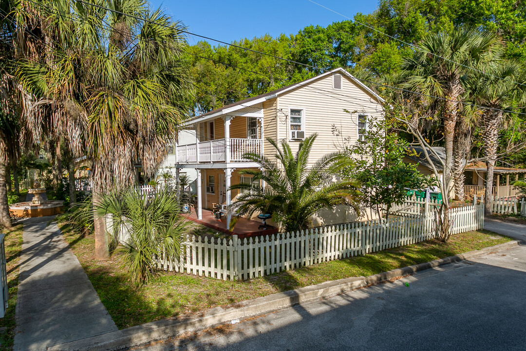 211 E Voorhis Ave in DeLand, FL - Foto de edificio