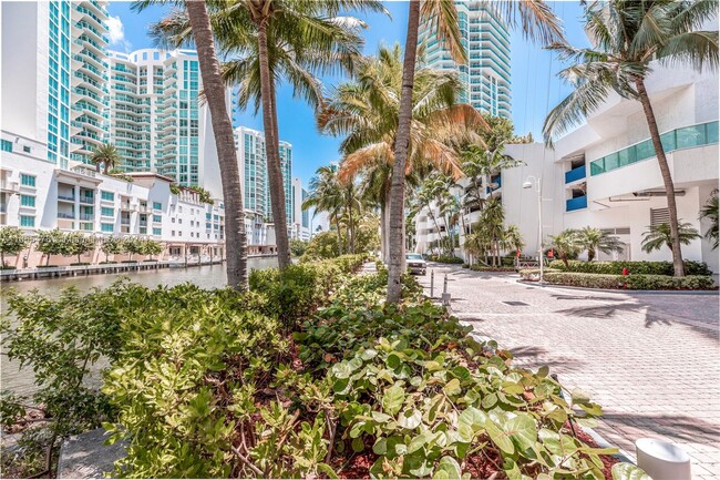 16500 Collins Ave, Unit 655 in Sunny Isles Beach, FL - Foto de edificio - Building Photo