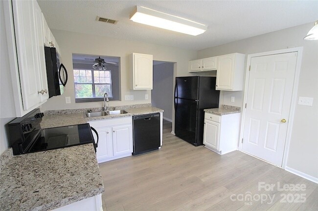 409 Peachtree Rd in Charlotte, NC - Foto de edificio - Building Photo