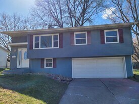 4712 Western Ave in Davenport, IA - Building Photo