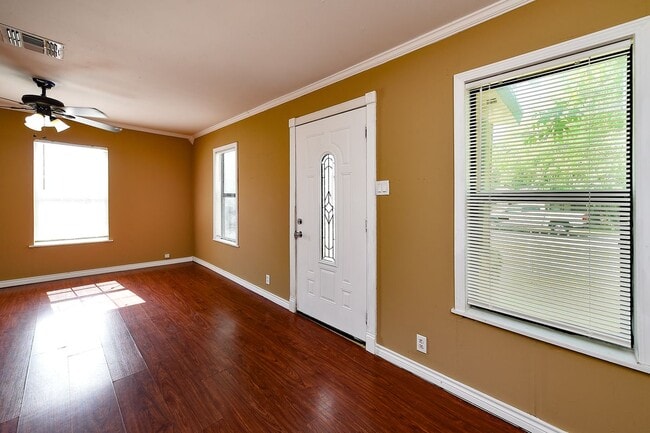 212 Hugh St in Sinton, TX - Building Photo - Building Photo