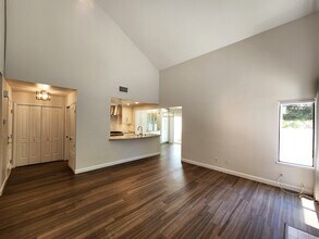 8000 Kroll Way in Bakersfield, CA - Building Photo - Building Photo