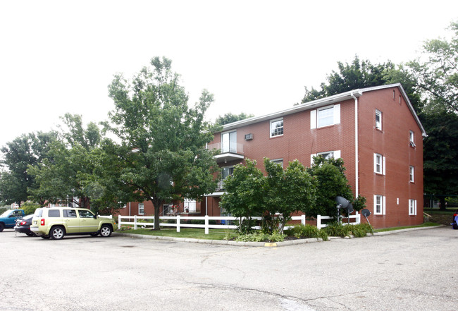 Hilltop Apartments in Canton, OH - Building Photo - Building Photo