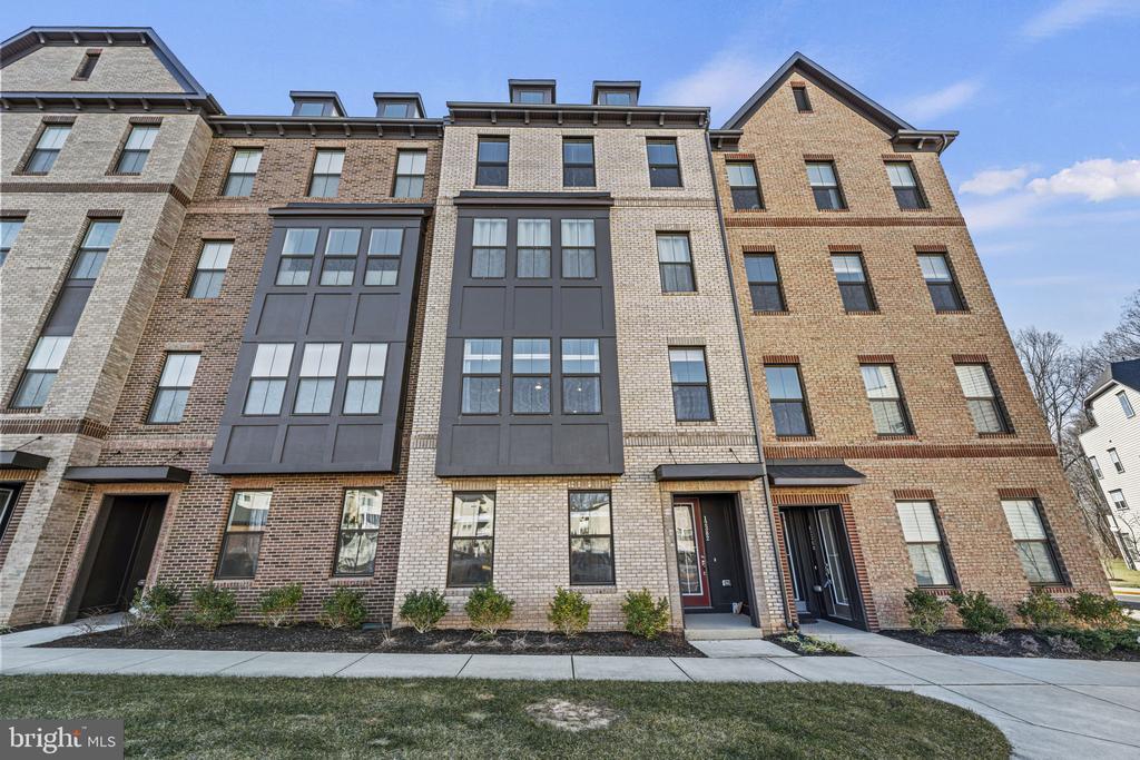12384 Azure Ln in Fairfax, VA - Building Photo