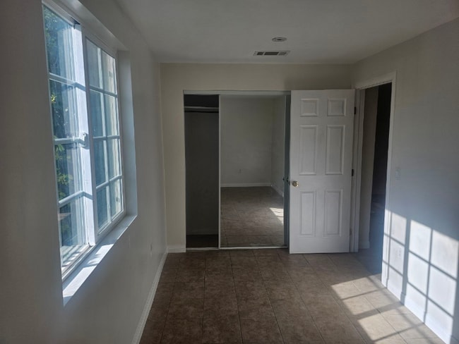 1042 Hollister St in San Fernando, CA - Foto de edificio - Building Photo