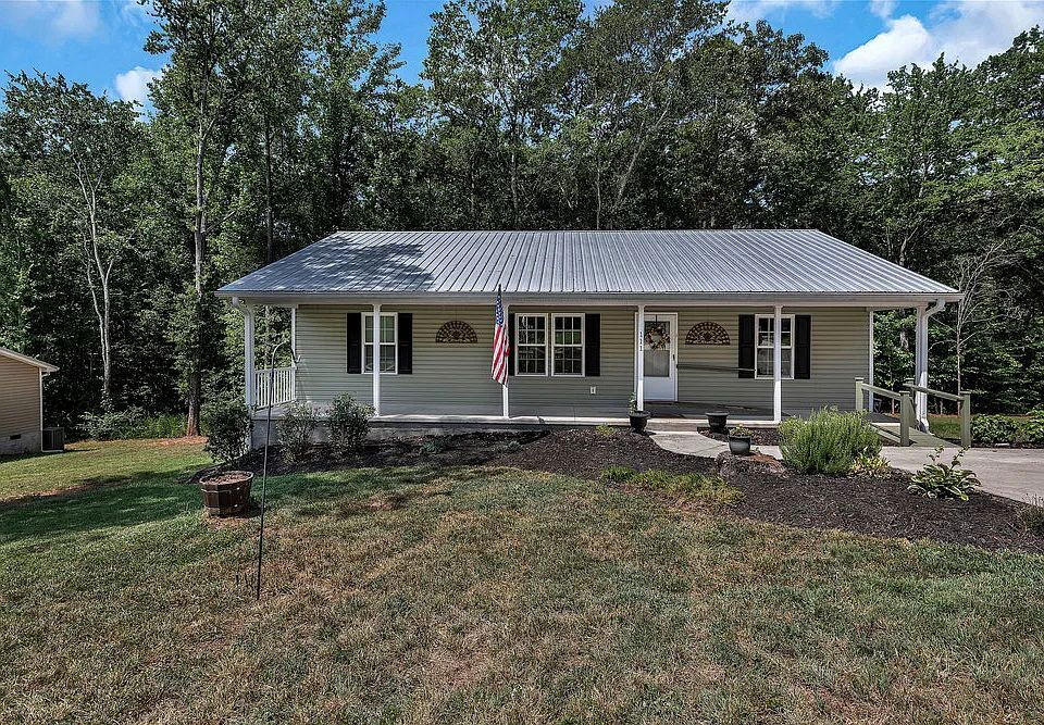 111 Jason Dr in Seneca, SC - Building Photo