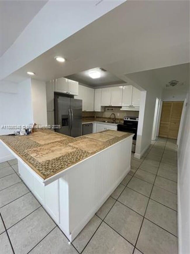 5921 SW 62nd St in South Miami, FL - Building Photo - Building Photo