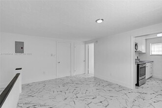 54 NW 62nd St in Miami, FL - Foto de edificio - Building Photo