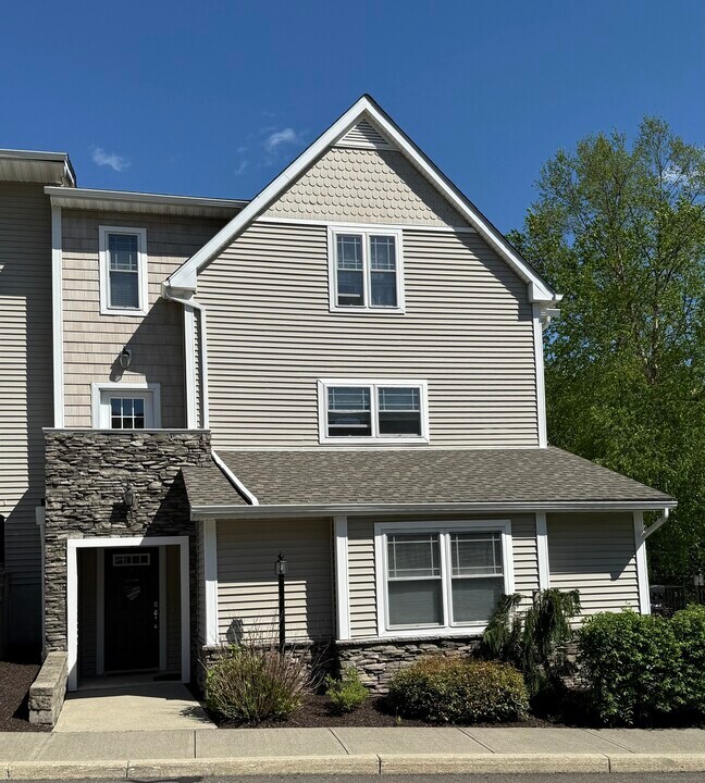 10 Stetson Pl in Danbury, CT - Building Photo