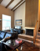 2131 N Summit Ave, Unit 307 in Milwaukee, WI - Building Photo