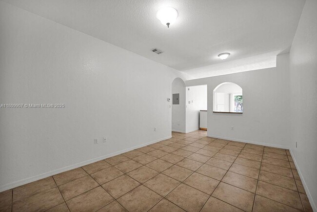 6900 NW 179th St in Hialeah, FL - Building Photo - Building Photo