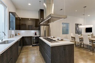 5905 E Post Oak Ln in Houston, TX - Building Photo