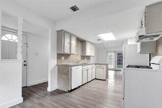 7027 Log Hollow Dr in Houston, TX - Building Photo - Building Photo