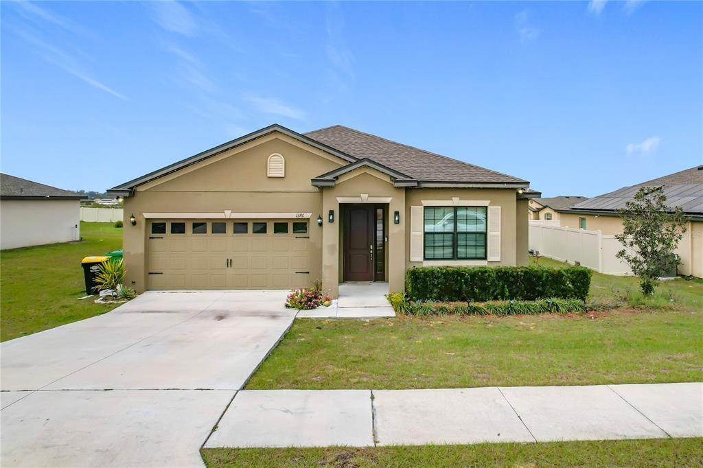 1376 Swan Lake Cir in Dundee, FL - Building Photo