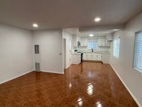 437 W 11th St, Unit 2 in San Pedro, CA - Building Photo - Building Photo