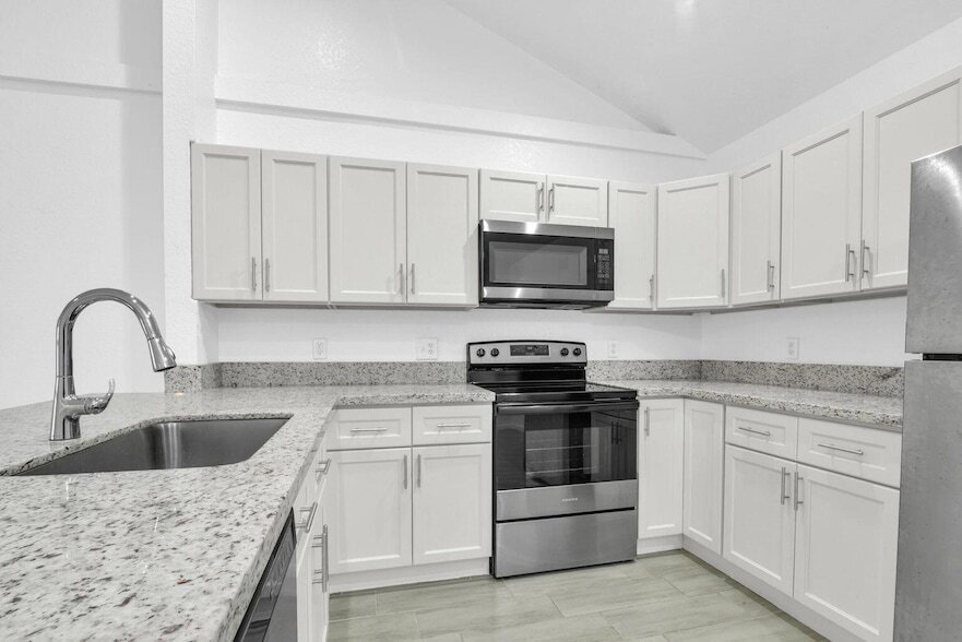 13998 Folkestone Cir in Wellington, FL - Building Photo